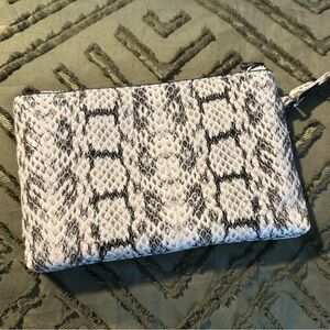 Snakeskin Print Wristlet/Clutch 🖤